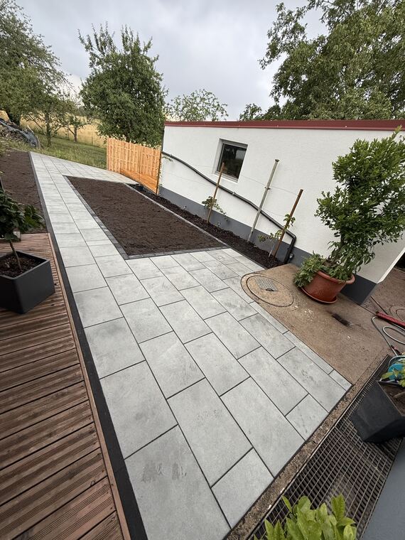 Komplettumbau mit Terrasse, Wegen & Zaun