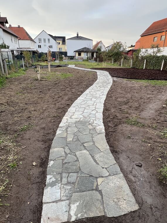 Geschwungener Natursteinweg