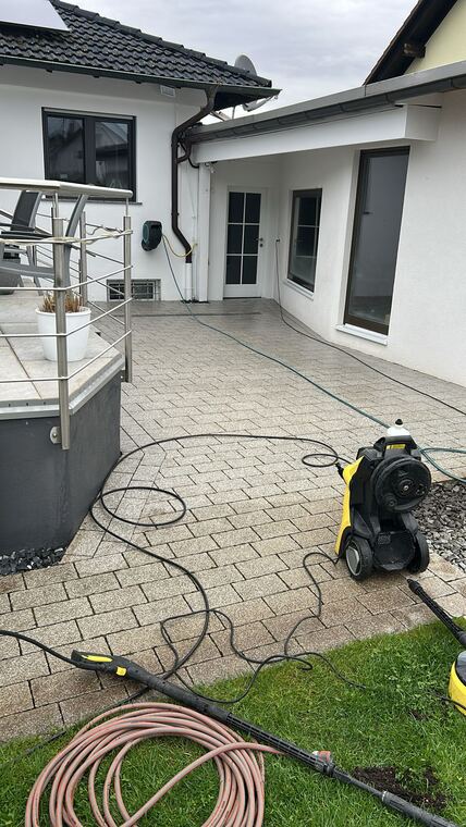 Pflasterreinigung im Innenhof